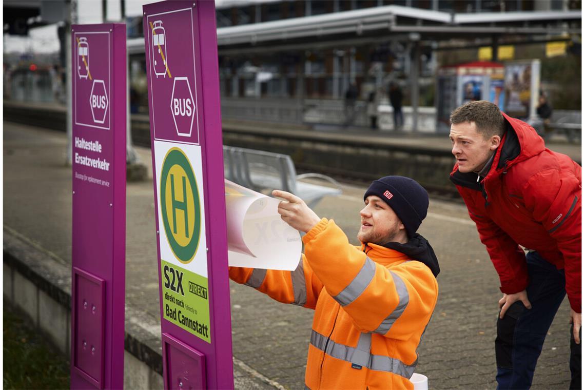 Stefan Fischer (rechts) und Jonas Mäckelburg richten die Wegeführung für den Ersatzverkehr im Dezember zwischen Waiblingen und Stuttgart ein.