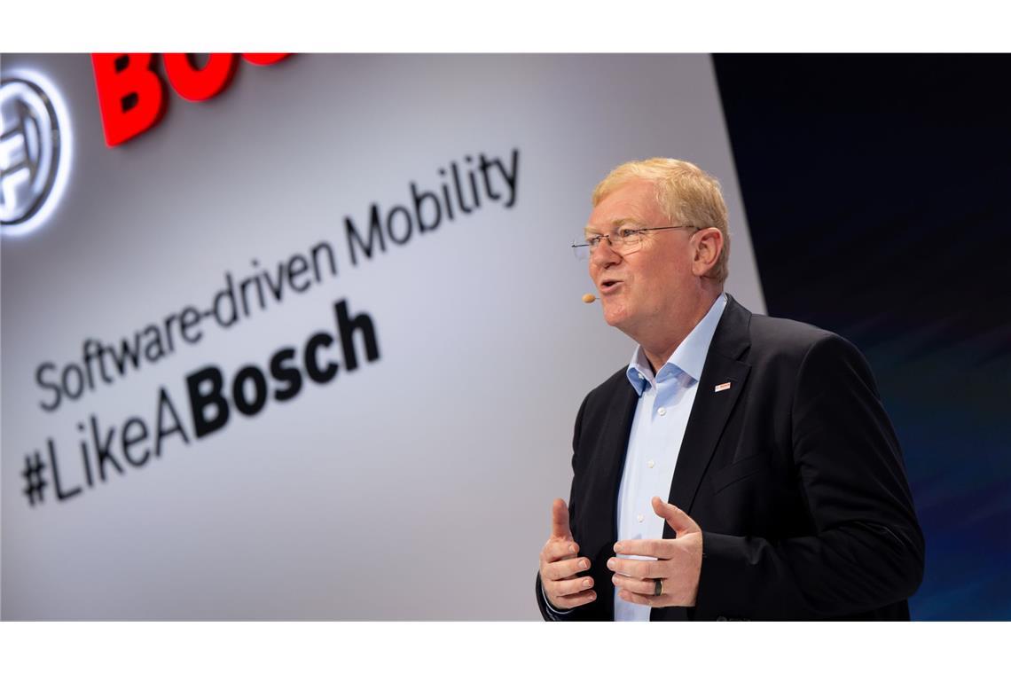 Stefan Hartung, hier 2025 am IAA-Messestand, studierte in Aachen Maschinenbau mit Fachrichtung Fertigungstechnik. Dort promovierte der gebürtige Dortmunder 1993 dann auch. Nach seiner Zeit bei der Fraunhofer-Gesellschaft und der Unternehmensberatung McKinsey & Company in Düsseldorf kam er 2004 zu Bosch und Siemens Hausgeräte in München.