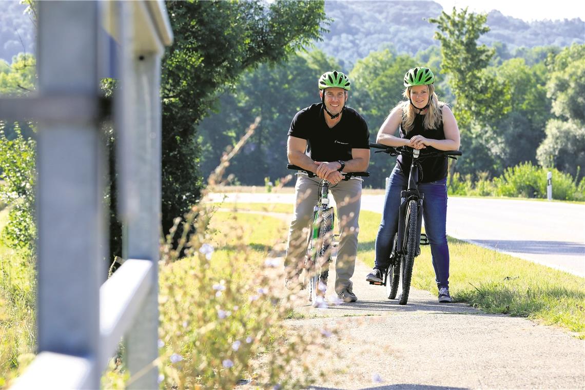 Stefan Hein, Dezernent im Landratsamt für die Bereiche Bauen, Umwelt und Infrastruktur und die Radwegekoordinatorin des Landkreises, Karen Fischer, kommen zur Erkundung auch vor Ort.