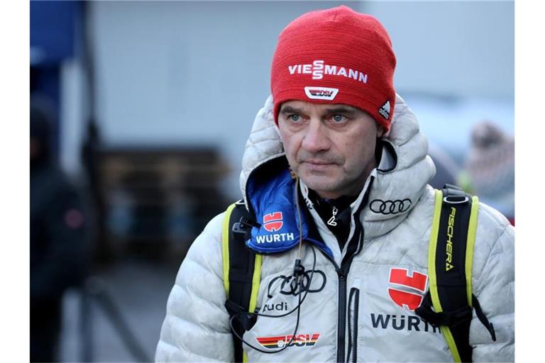 Stefan Horngacher, Bundestrainer von Deutschland, geht durch das Athletendorf. Foto: Daniel Karmann/dpa