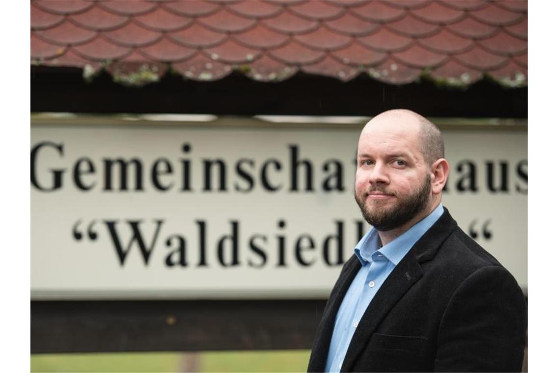Stefan Jagsch (NPD), Ortsvorsteher von Altenstadt-Waldsiedlung, vor dem Gemeinschaftshaus des Ortsteils. Foto: Andreas Arnold