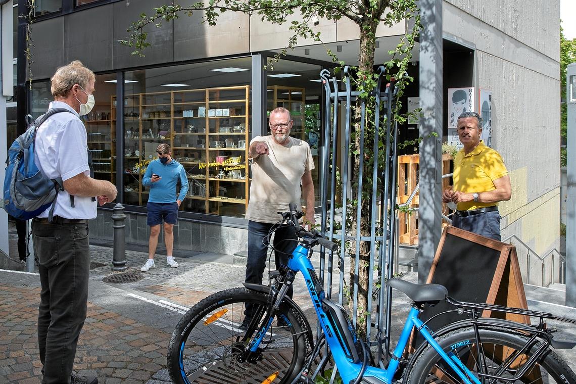 Stefan Krämer (Mitte) regt an, vor seinem Unverpacktladen in der Uhlandstraße 27 einen Bügel zum Abstellen von Fahrrädern aufzustellen. OB Frank Nopper (rechts) und der Leiter des städtischen Baubetriebshofs Roland Stampfl (links) wollen die Idee gerne aufgreifen und prüfen lassen. Fotos: J. Fiedler