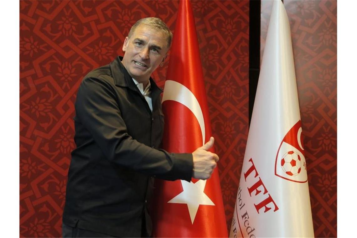 Stefan Kuntz posiert nach seiner Ernennung zum Cheftrainer der Fußballnationalmannschaft der Türkei. Foto: Uncredited/AP/dpa