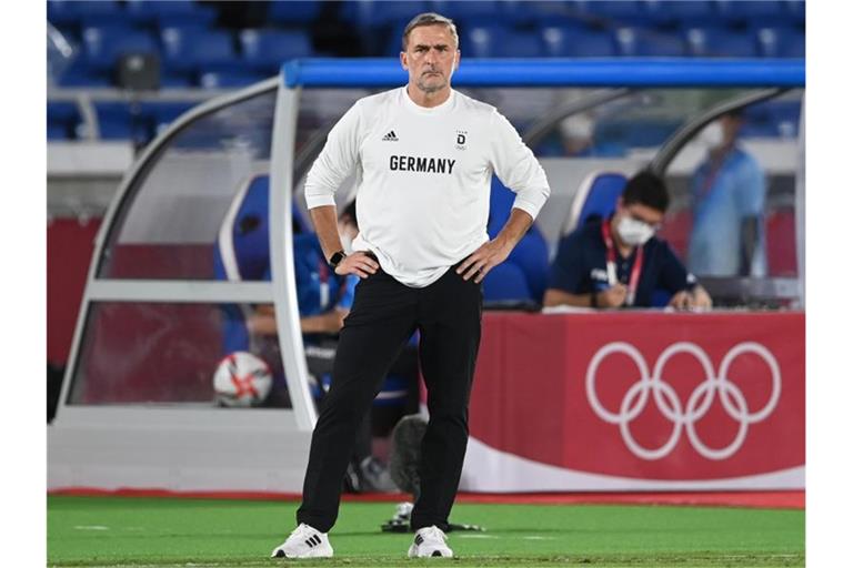 Stefan Kuntz, Trainer der deutschen Mannschaft, steht am Spielfeldrand. Foto: Swen Pförtner/dpa