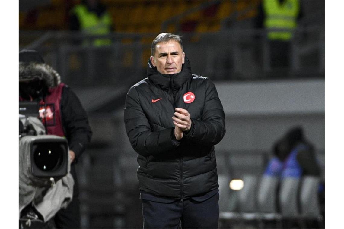 Frankreich und Belgien für WM qualifiziert - Oranje patzt Stefan Kuntz, Trainer der Türkei, verfolgt das Spiel seiner Mannschaft am Spielfeldrand. Foto: Roman Koksarov/AP/dpa