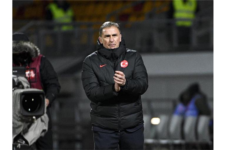 Stefan Kuntz, Trainer der Türkei, verfolgt das Spiel seiner Mannschaft am Spielfeldrand. Foto: Roman Koksarov/AP/dpa
