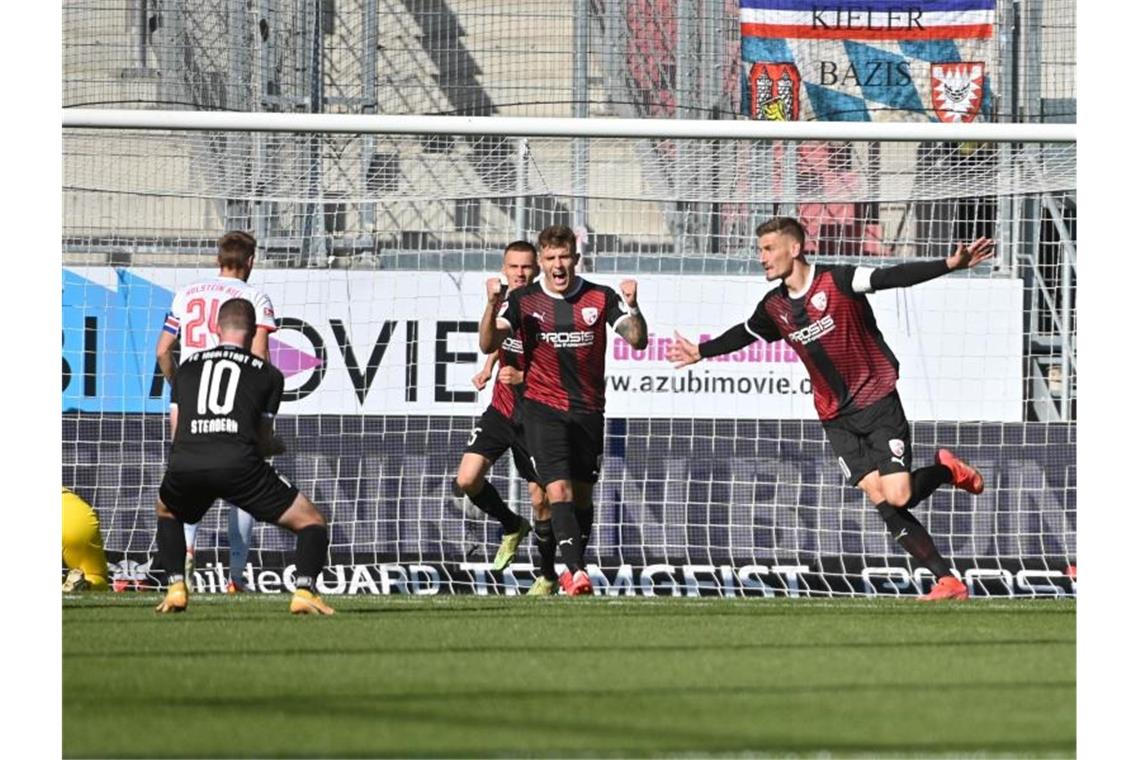 St. Pauli bleibt trotz Pausen-Rückstands Erster Stefan Kutschke (2.v.l) bewahrte Ingolstadt vor einer Heimpleite gegen Kiel. Foto: Armin Weigel/dpa