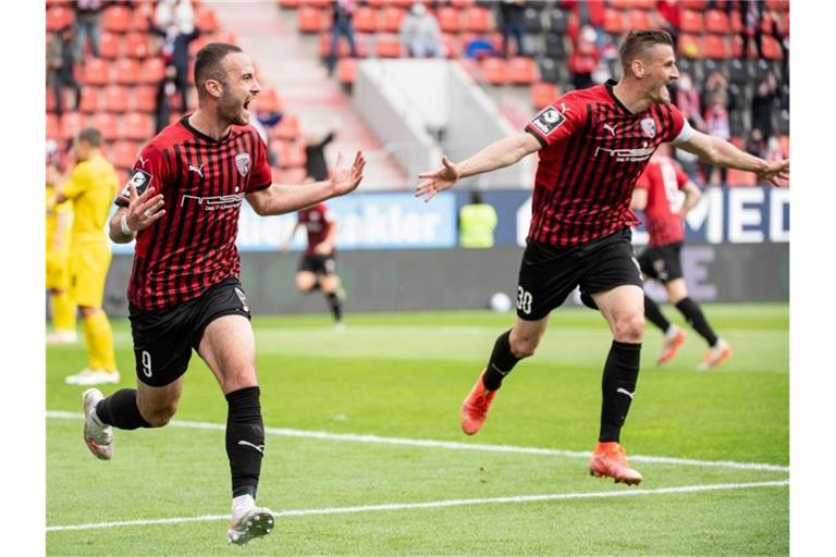 Stefan Kutschke (r) und Torschütze Fatih Kaya haben mit Ingolstadt nach dem Hinspiel-Heimsieg gegen Osnabrück das Tor zu 2. Liga weit aufgestoßen. Foto: Matthias Balk/dpa