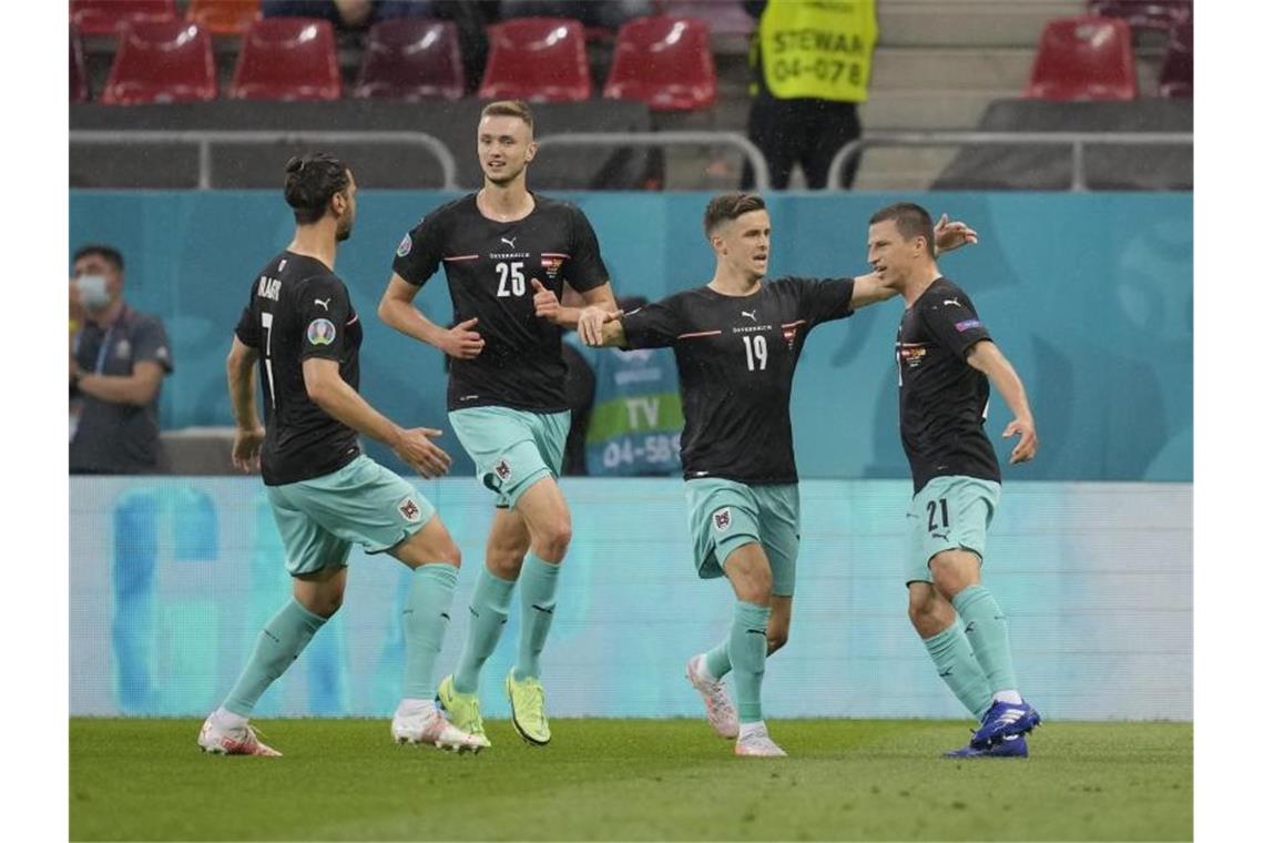 Tränen bei Joker Gregoritsch: Österreich schreibt Geschichte Stefan Lainer (r) bejubelt seinen Treffer zum 1:0 mit seinen Teamkollegen. Foto: Vadim Ghirda/AP Pool/dpa