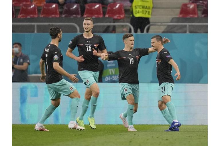 Stefan Lainer (r) bejubelt seinen Treffer zum 1:0 mit seinen Teamkollegen. Foto: Vadim Ghirda/AP Pool/dpa