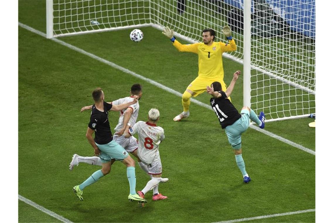 Tränen bei Joker Gregoritsch: Österreich schreibt Geschichte Stefan Lainer (r) trifft zum 1:0 für Österreich. Foto: Mihai Barbu/Pool AFP/AP/dpa