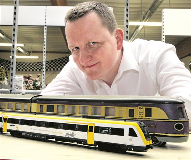 Stefan Lau vom Eisenbahn-Treffpunkt Schweickhardt in Beinstein mit einem Exemplar der Waldbahn-Diesellok. Foto: B. Büttner