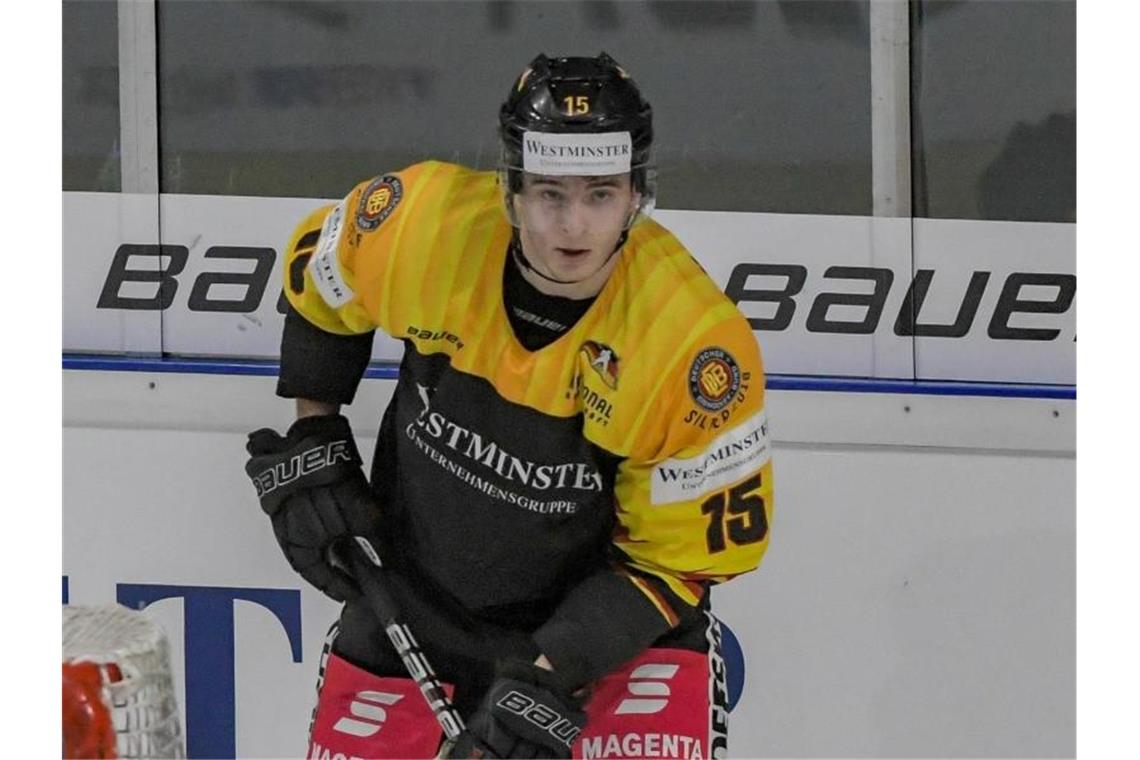 Stefan Loibl von Deutschland am Puck. Foto: Armin Weigel/dpa/Archivbild