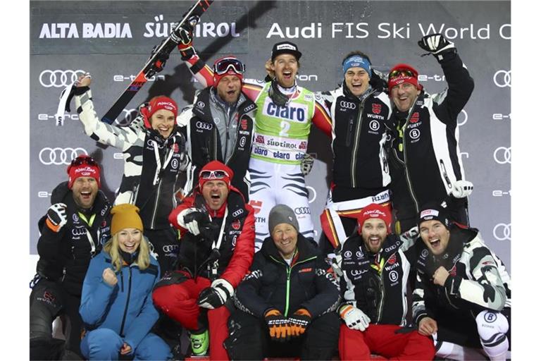 Stefan Luitz (o.M.) feiert mit dem deutschen Team seinen zweiten Platz. Foto: Alessandro Trovati/AP/dpa