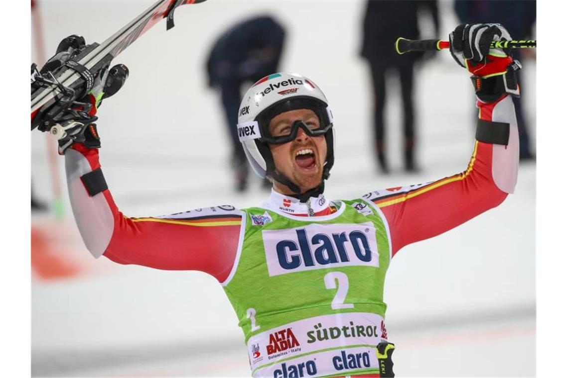 Luitz jubelt nach Platz zwei beim Parallel-Riesenslalom Stefan Luitz war nach seinem zweiten Platz in Alta Badia glücklich. Foto: Alessandro Trovati/AP/dpa
