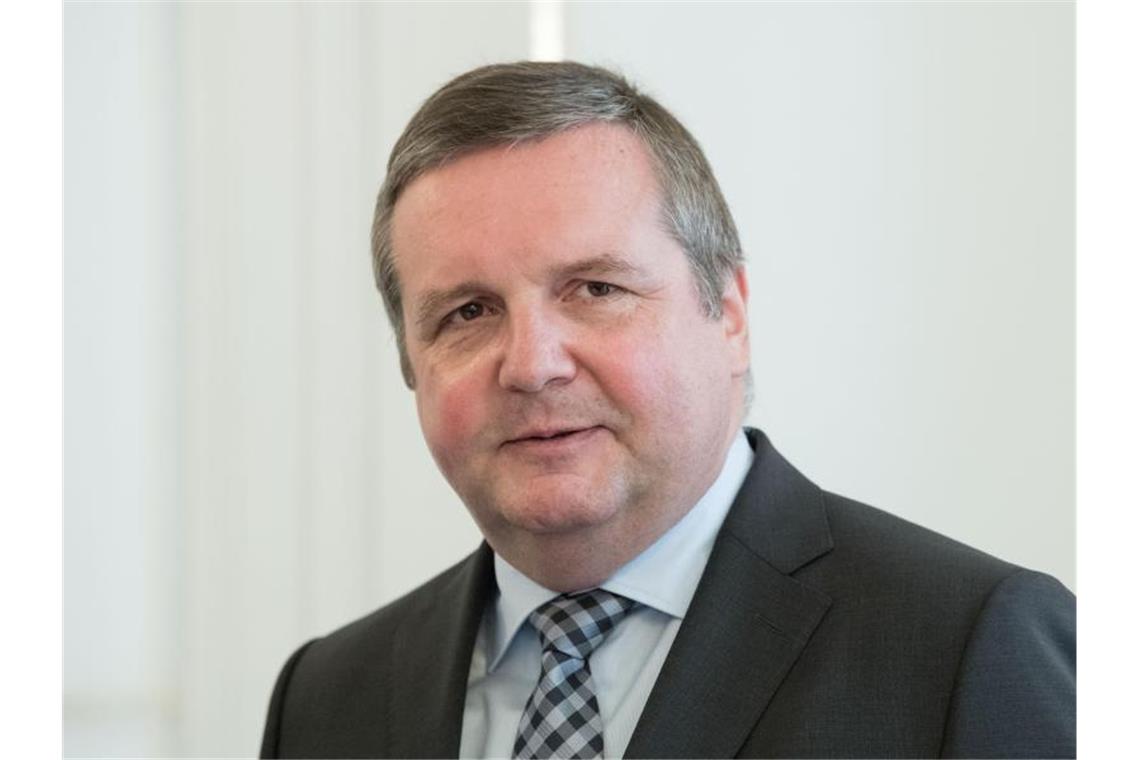 Ex-Ministerpräsident Mappus wechselt Arbeitsstelle Stefan Mappus (CDU), ehemaliger Ministerpräsident von Baden-Württemberg, schaut in die Kamera. Foto: Marijan Murat/dpa/Archivbild