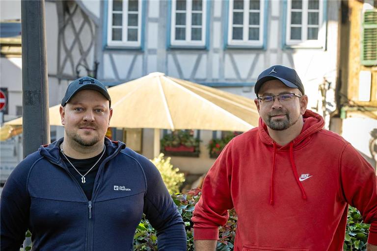 Stefan Markart (links) und Patrick Stoll wollen ihre Gäste in der Backnanger Marktstraße ab Januar kulinarisch in die Bergwelt der Alpen entführen. Foto: Alexander Becher
