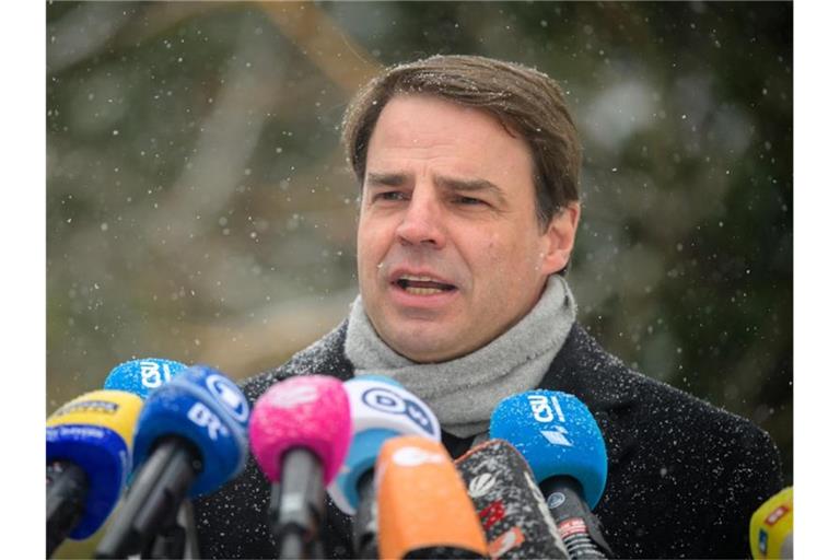 Stefan Oster gibt ein Pressestatement. Foto: Matthias Balk/dpa/Archivbild
