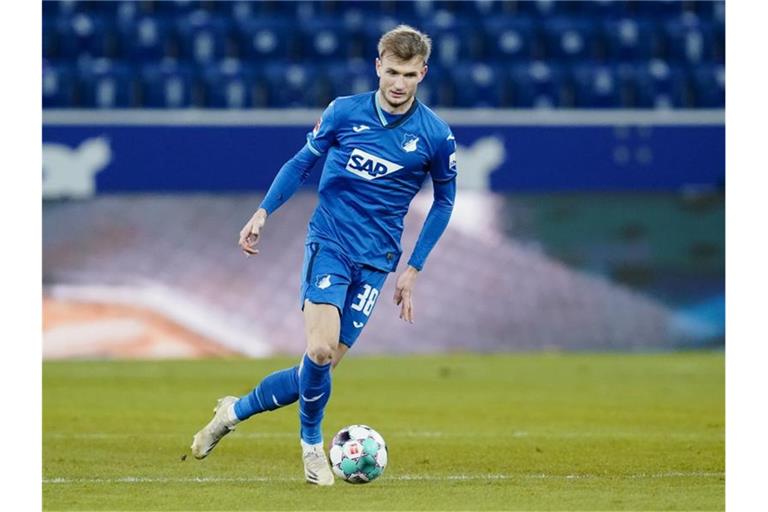 Stefan Posch spielt einen Ball. Foto: Uwe Anspach/dpa
