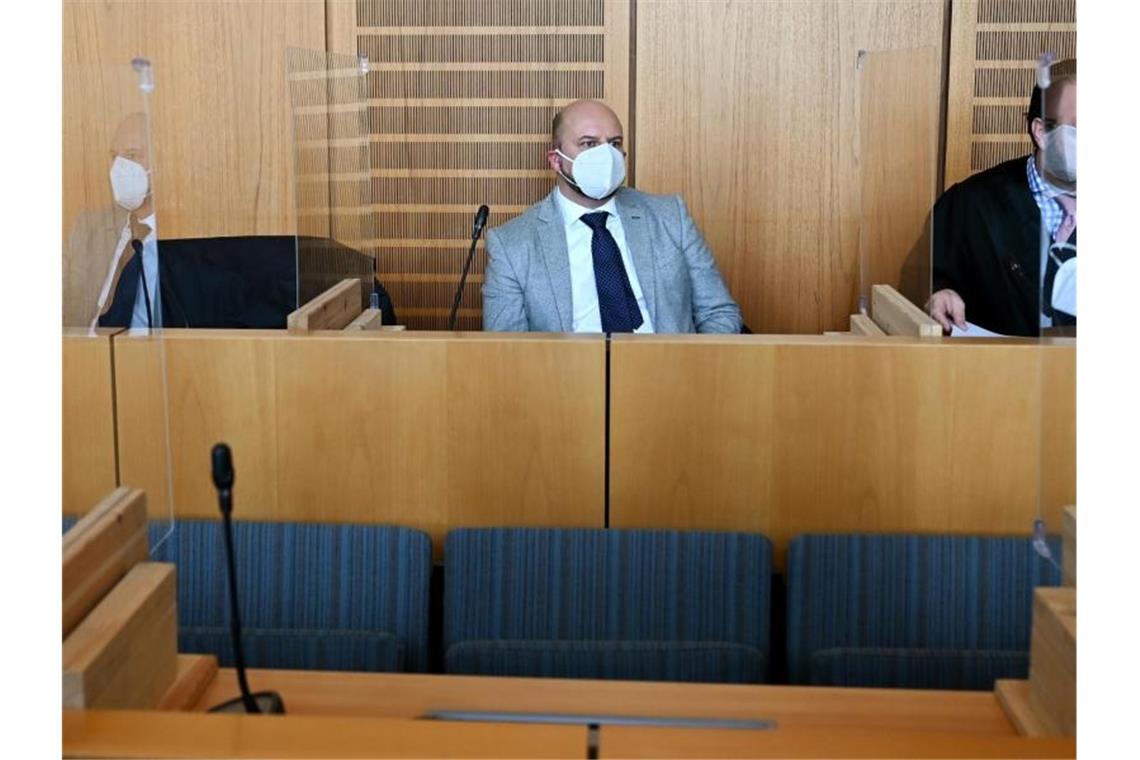 Ex-Parlamentarier Räpple zu Bewährungsstrafe verurteilt Stefan Räpple (l), ehemaliger AfD-Landtagsabgeordneten in Baden-Württemberg beim Prozess. Foto: Arne Dedert/dpa