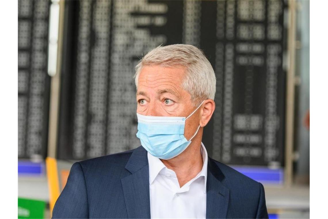 Stefan Schulte, Vorstandsvorsitzender der Fraport AG, steht mit medizinischem Mundschutz im Terminal 1 des Frankfurter Flughafens. Foto: Andreas Arnold/dpa