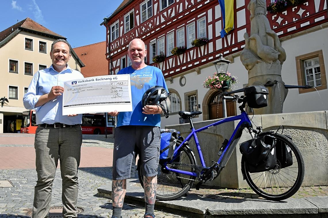 „Oli radelt“: Krebspatient für guten Zweck auch in Backnang unterwegs Stefan Setzer (links) übergibt einen Scheck an Oliver Trelenberg. Foto: Tobias Sellmaier
