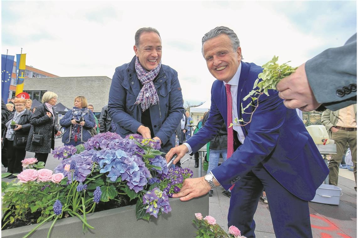 Einkaufen vor frühlingshafter Kulisse Stefan Setzer (links) und Frank Nopper bepflanzten einen Trog.