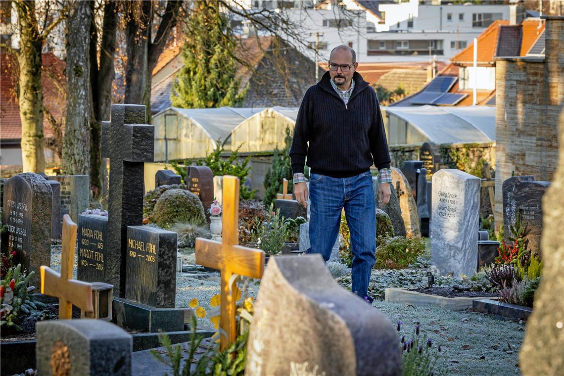 Stefan Soldner auf einem Kontrollgang über den Backnanger Stadtfriedhof. Foto: Alexander Becher