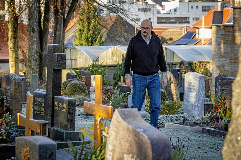 Stefan Soldner auf einem Kontrollgang über den Backnanger Stadtfriedhof. Foto: Alexander Becher