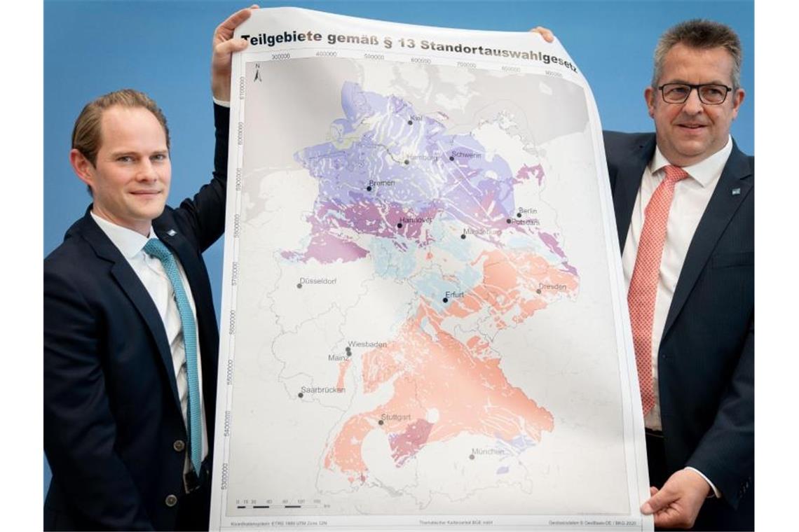 Stefan Studt (r.), BGE-Vorsitzender und Steffen Kanitz, Mitglied der Geschäftsführung der BGE, zeigen eine Landkarte mit Teilgebieten für die Endlagersuche. Foto: Kay Nietfeld/dpa