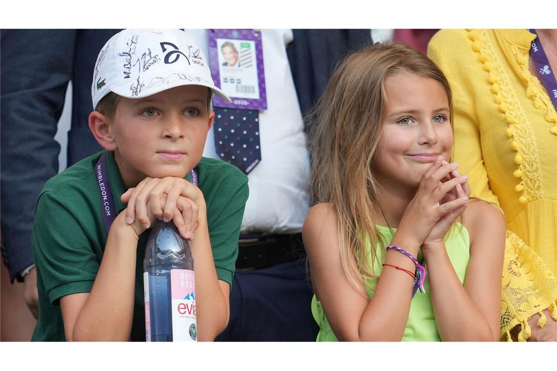 "Pump it up": Djokovic mit Jubel-Kontroverse auf Rekordjagd Stefan und Tara unterstützen ihren Vater Novak Djokovic von der Tribüne.