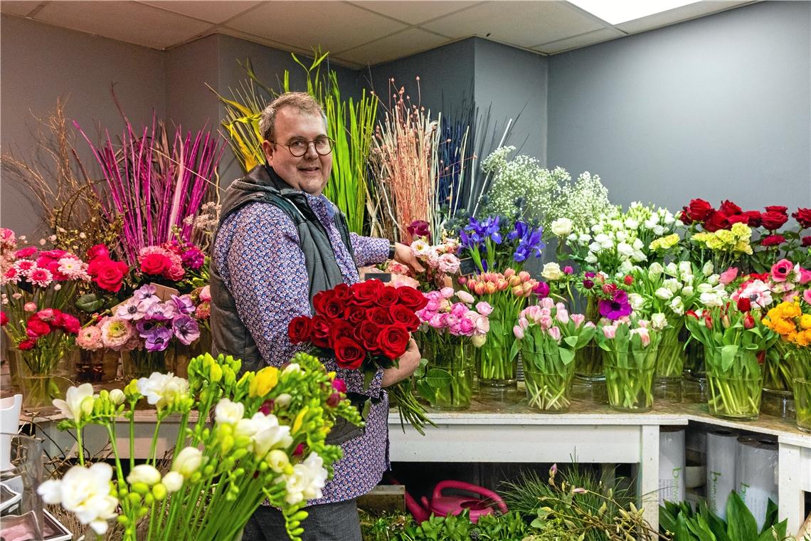 Besondere Zeichen der Wertschätzung Stefan Urban stellt einen neuen Trend fest: Statt roter Rosen verkauft er dieses Jahr auch viele Frühlingsblumen am Valentinstag. Fotos: A. Becher