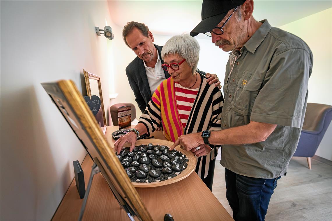 Stefan Wiesweg (links) sowie Sonja und Rolf Janert im Ruheraum des Backnanger Hospizes. Fotos: Alexander Becher