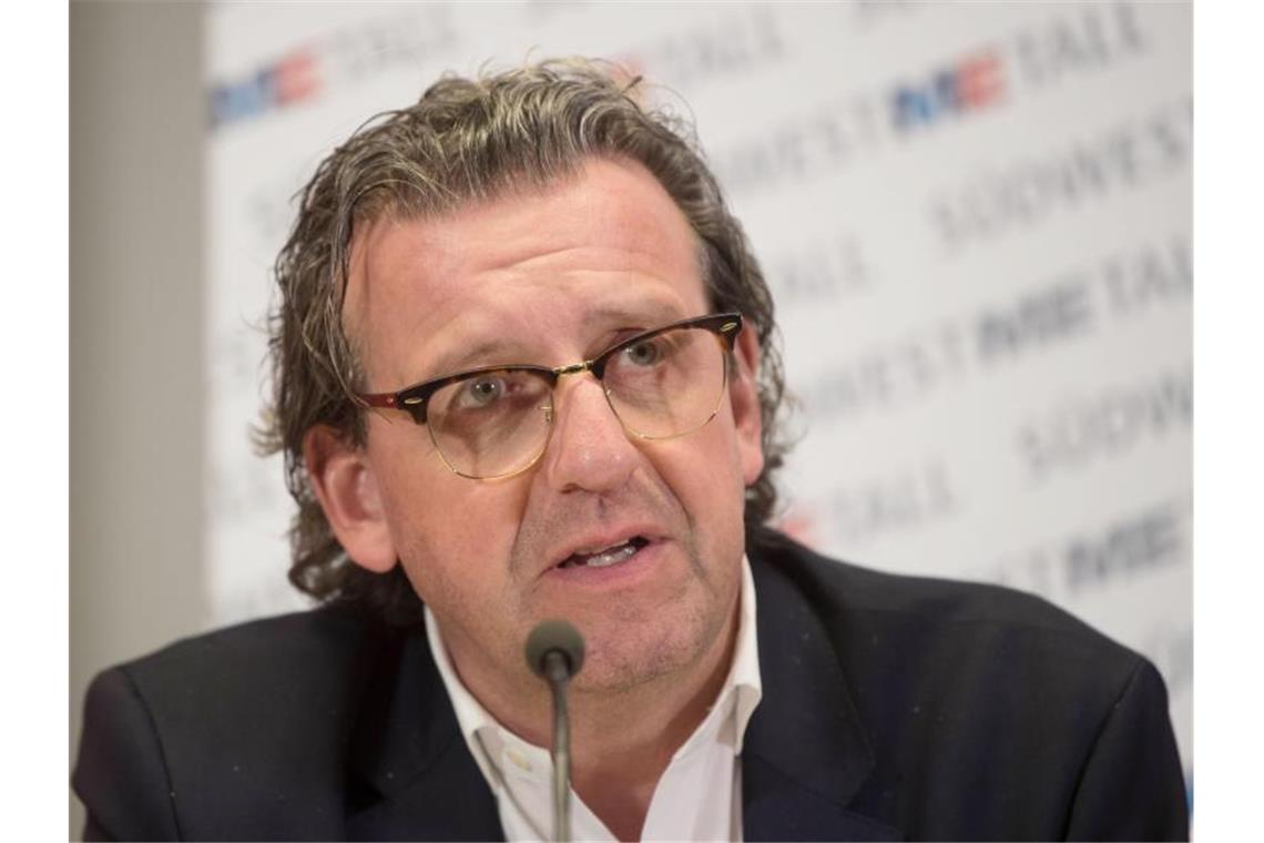 Tarifforderung: IG Metall im Südwesten startet Beratungen Stefan Wolf bei einer Pressekonferenz. Foto: Marijan Murat/dpa/Archivbild