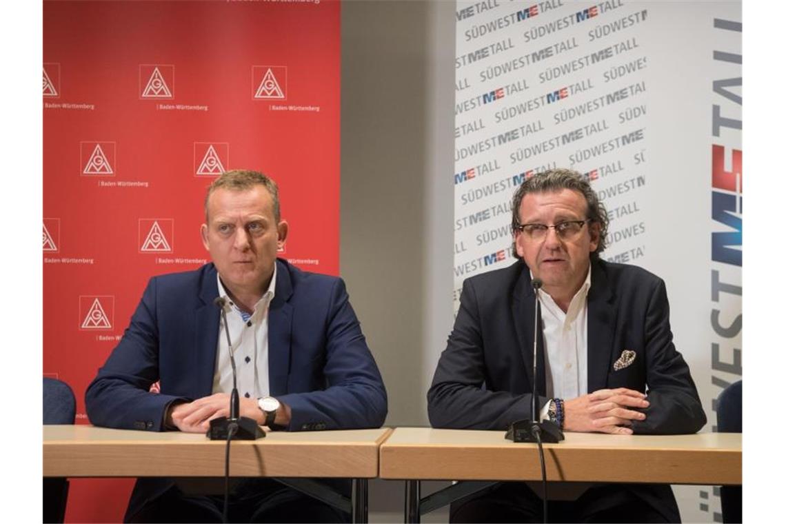 Stefan Wolf (r), Südwestmetall, und Roman Zitzelsberger, IG Metall Baden-Württemberg. Foto: Marijan Murat/dpa/Archivbild