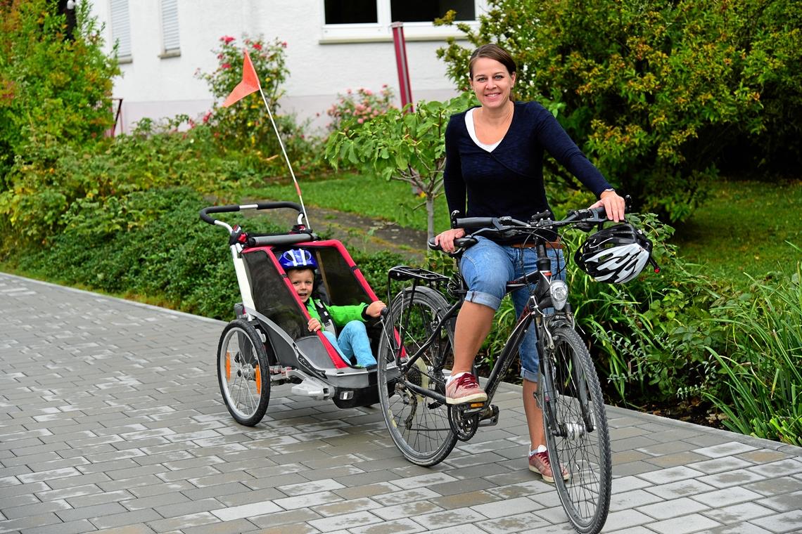 „Ich tue alles, um Autofahren zu vermeiden“ Stefanie Baumann ist der Meinung, man muss nicht alles mit dem Auto machen. Bewegung tut gut. Und die Kinder im Fahrradanhänger bekommen mehr von der Umgebung mit. Foto: privat