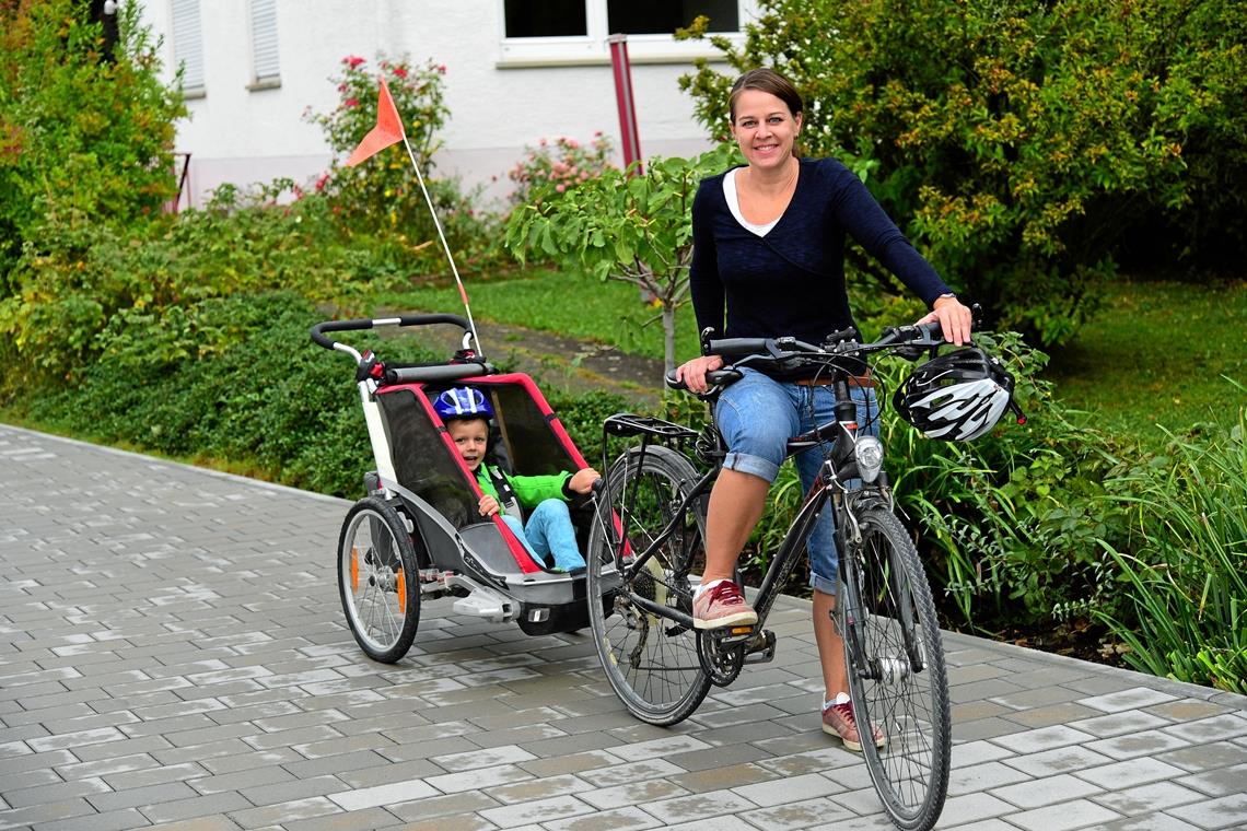 Stefanie Baumann ist der Meinung, man muss nicht alles mit dem Auto machen. Bewegung tut gut. Und die Kinder im Fahrradanhänger bekommen mehr von der Umgebung mit. Foto: privat