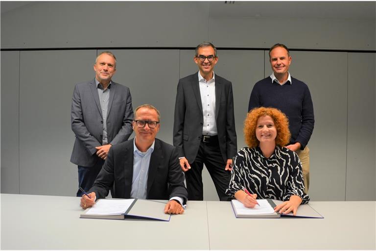 Stefanie Böhm, Rems-Murr-Sozialdezernentin, und Dietmar Prexl, kaufmännischer Vorstand der Diakonie Stetten, unterzeichnen die Vereinbarung. Stehend (von links): Thomas Weiler (Diakonie Stetten), Rudolf Leonhardt und Thomas Durst (Landratsamt). Foto: Diakonie Stetten
