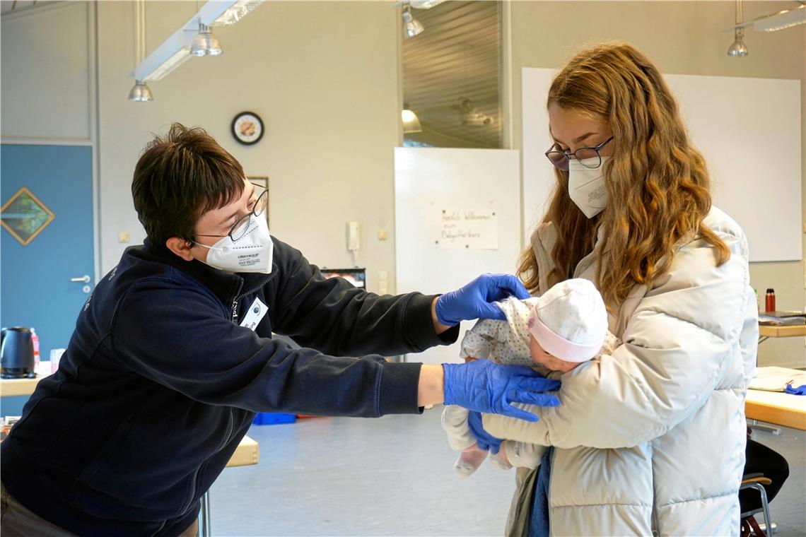 Stefanie Falker-Sing zeigt einer Teilnehmerin, worauf sie beim Halten des Babys achten muss. Fotos: DRK