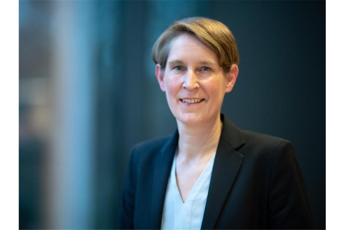 Polizeipräsidentin warnt: Mehr Kriminalität nach Corona Stefanie Hinz, Landespolizeipräsidentin von Baden-Württemberg, steht im Innenministerium. Foto: Sebastian Gollnow/dpa/Archivbild