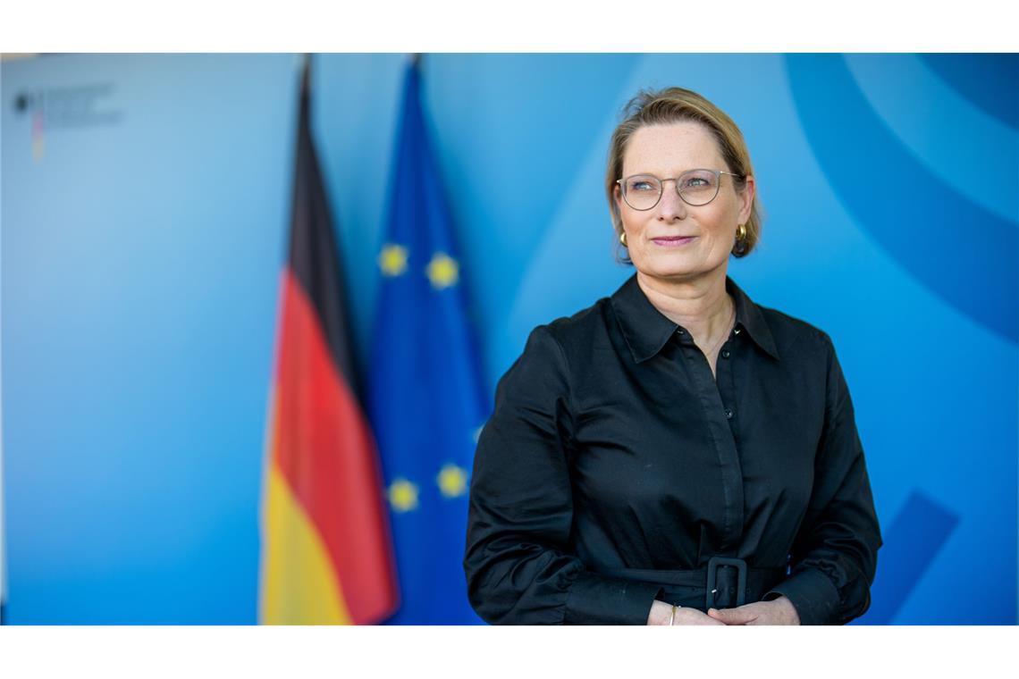 Terrorwaffe Messer oder Auto: Stefanie Hubig will Strafrecht anpassen Stefanie Hubig (SPD), Bundesjustizministerin, Vorbereitung von Terrortaten mit Alltagsgegenständen wie Autos oder Messern schärfer ahnden.