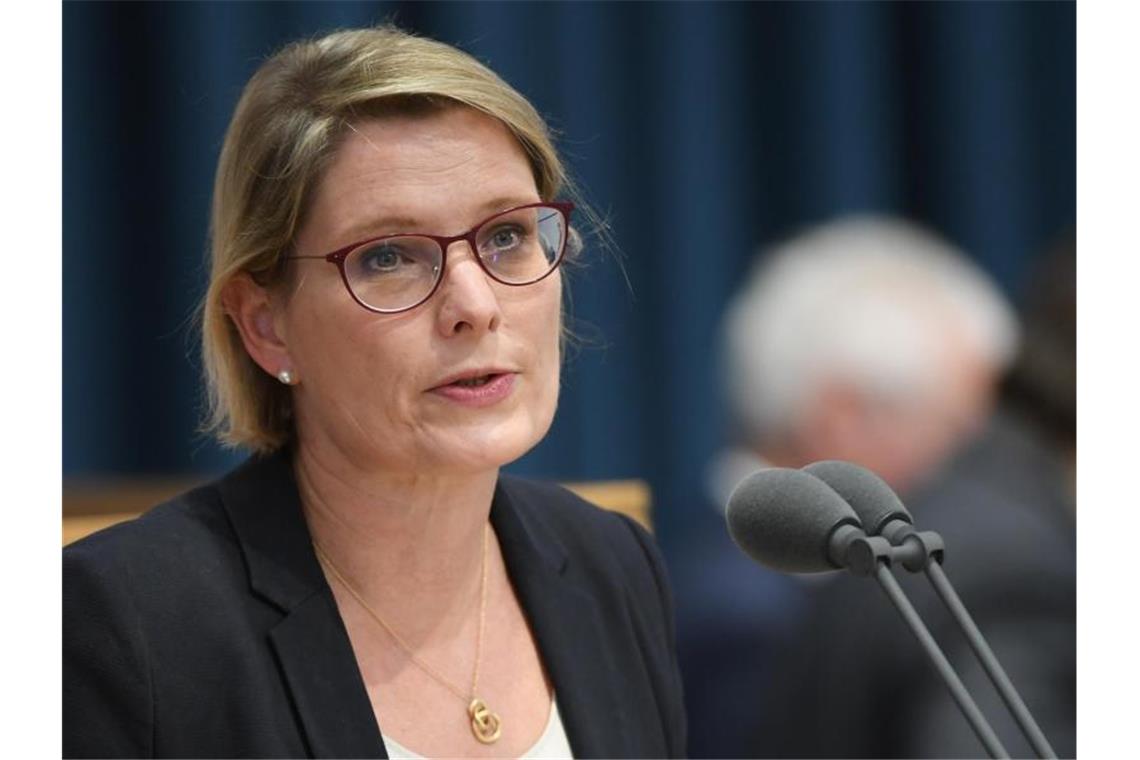 Hubig: Im Ferienstreit Südländern notfalls nachgeben Stefanie Hubig (SPD) spricht in ein Mikrofon. Foto: Arne Dedert/dpa/Archivbild