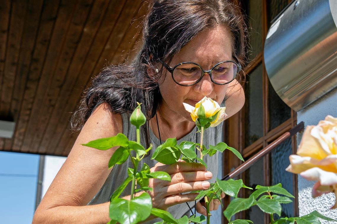 Stefanie Layer freut sich über die Rosen, die keine Frostschäden abbekommen haben. 