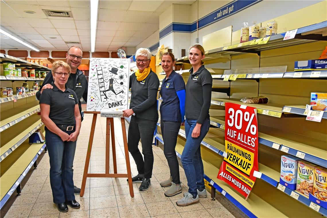 Stefanie Riedner, Marcus und Cornelia Raimund, Melanie Kugler und Hannah Gräter (von links) zwischen den leeren Regalen des Nah-und-gut-Marktes. Fehlen werden sie in Althütte, das haben die Kunden ihnen deutlich gezeigt. Denn der Laden war auch ein Treffpunkt für die Bewohner. Foto: T. Sellmaier