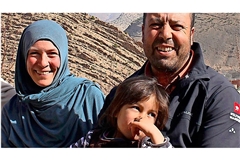Stefanie Tapal-Mouzon und Haddou Mouzon mit ihrem jüngsten Kind, Tochter SafiyaStefanie Tapal-Mouzon und Haddou Mouzon mit ihrem jüngsten Kind, Tochter Safiya