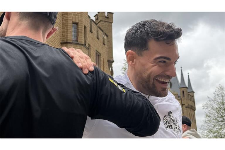 Stefano Zarrella bereitet sich mit Aufwärmübungen auf den Start des Laufs nach Rom vor.