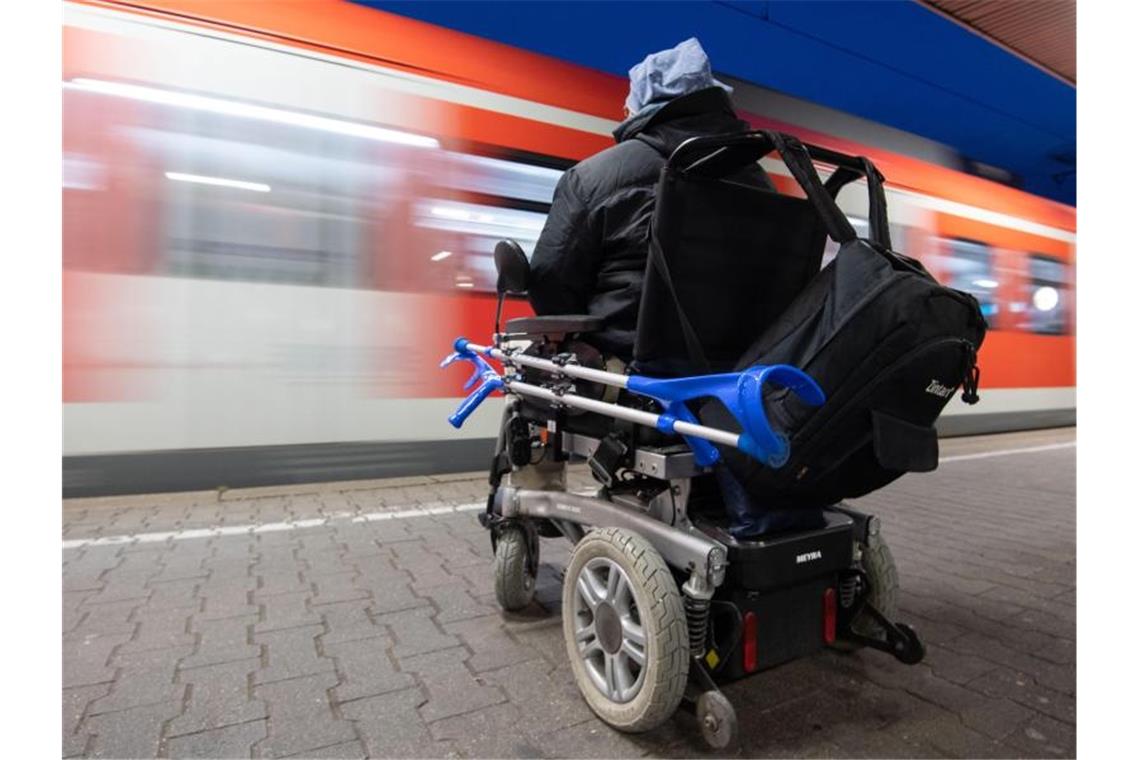 Steffen Gödecke steht mit seinem Elektro-Rollstuhl am Bahnhof Ludwigsburg an einem Gleis. Foto: Marijan Murat/dpa