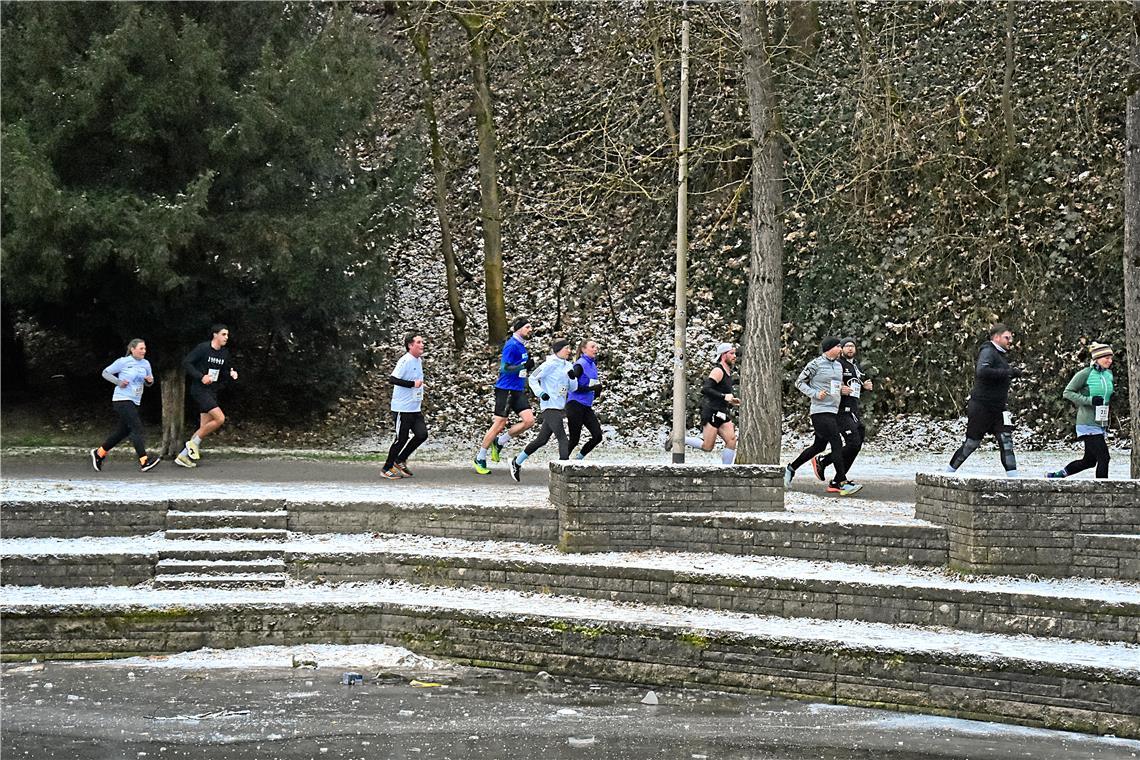 Steffen Grün (Dritter von links) organisiert seit Jahren die BKZ Laufgruppe. Sil...