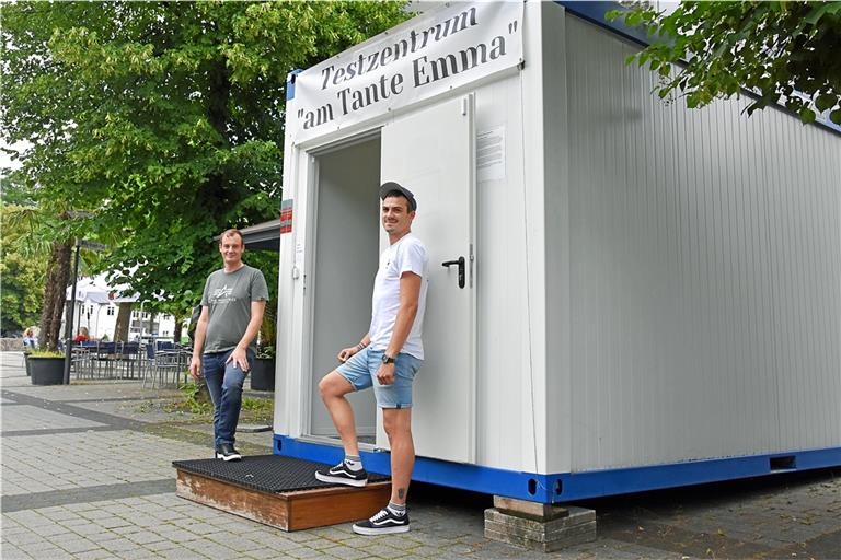 Steffen Haerer (links) und Arijan Karacic leiten die Teststation „am Tante Emma“ in Backnang. Dort werden momentan täglich rund 40 Schnelltests ausgeführt. Doch schon heute könnte die Anzahl zurückgehen, da die Tests nicht mehr kostenlos sind.  Foto: Tobias Sellmaier