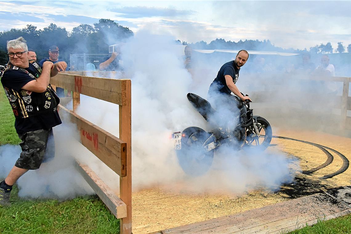 Qualmende Reifen beim Motorradtreffen in Auenwald Steffen Hahn lässt beim Burn-out die Reifen mächtig qualmen.